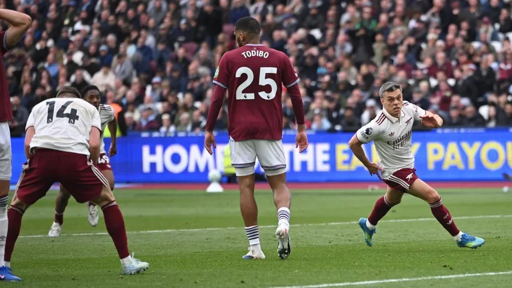 Trossard, en el momento del gol contra el West Ham