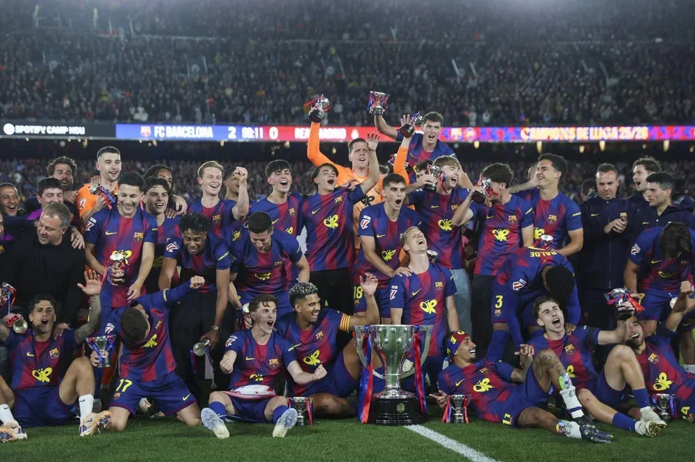 Hansi Flick y sus jugadores y staff técnico celebran la conquista del título de la Liga 2025/26 en el Spotify Camp Nou