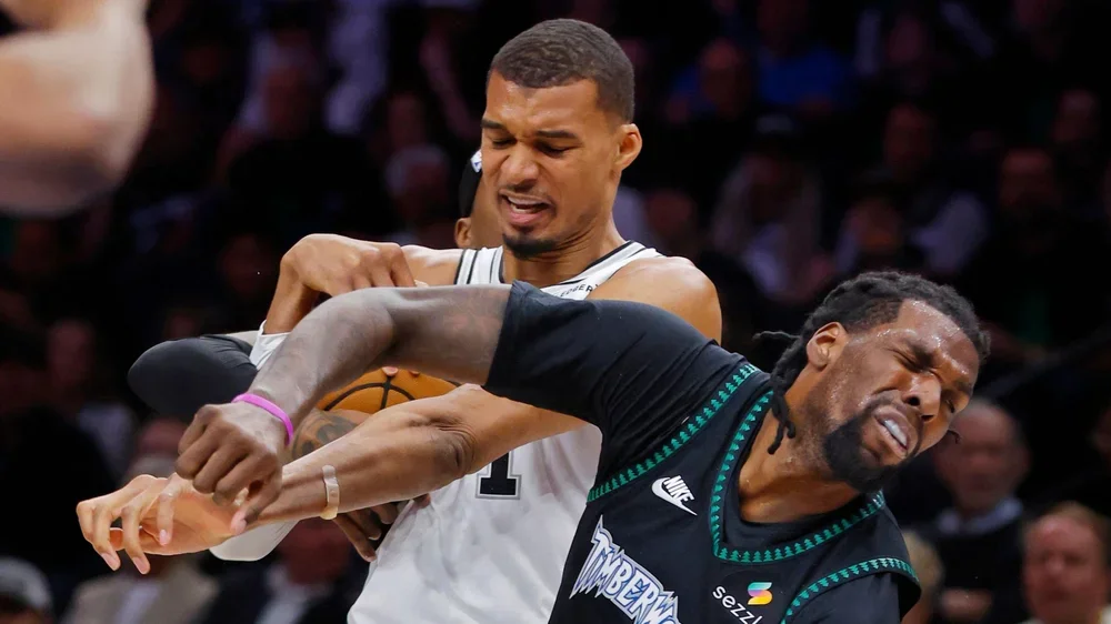 Victor Wembanyama elbows Naz Reid in the face