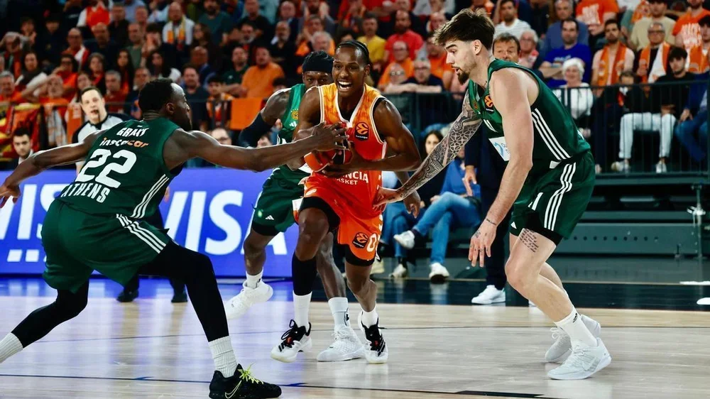 Badio busca una penetración ante la defensa de Jerami Grant y Juancho Hernángomez en el Valencia Basket - Panathinaikos de los playoffs de la Euroliga