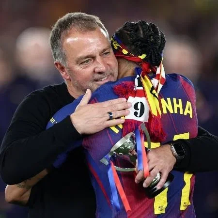 Hansi Flick é abraçado por Raphinha após conquista do Barcelona