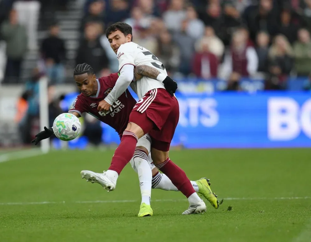 Summerville y Zubimendi disputan un balón en el London Stadium