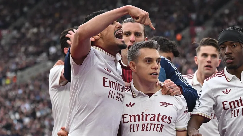 Trossard celebra un gol que puede valer una Liga en el London Stadium